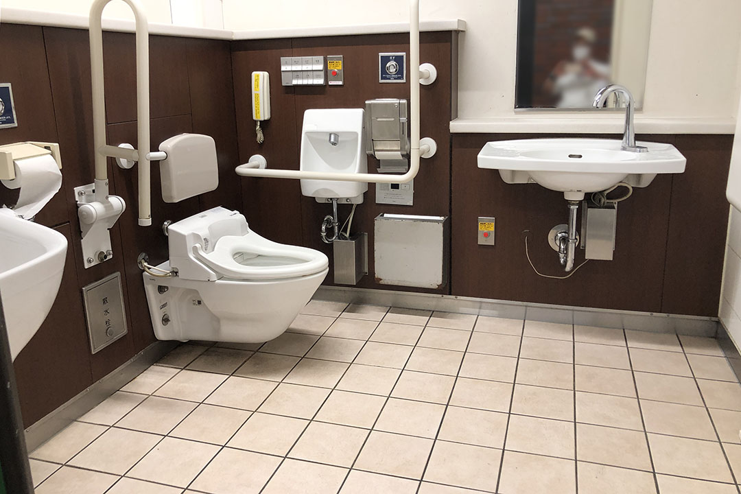 車いす用トイレの中。左奥が便座。