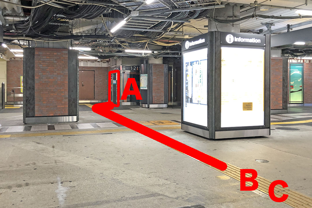 突き当たりの通路の壁側にAエレベーターが見える写真