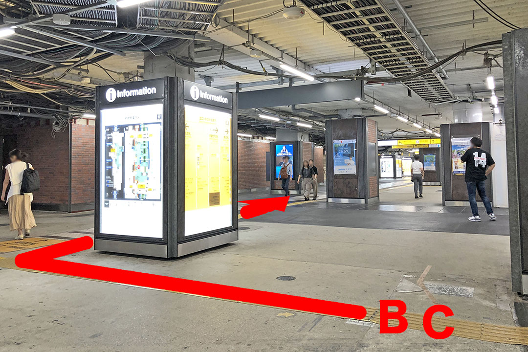 突き当たりの通路の右方向を写した写真