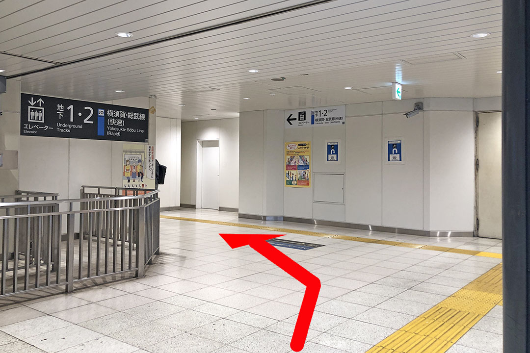 汐留地下改札を通過した先、左奥にエレベーターが位置する写真