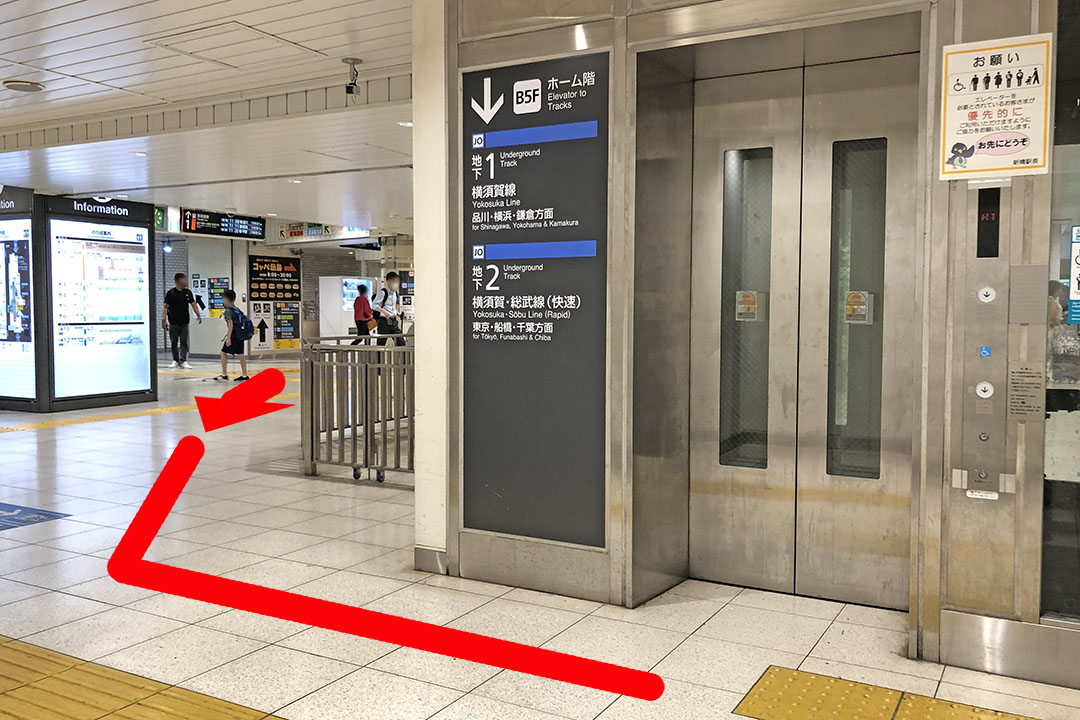 Dエレベーターの入口を写した写真
