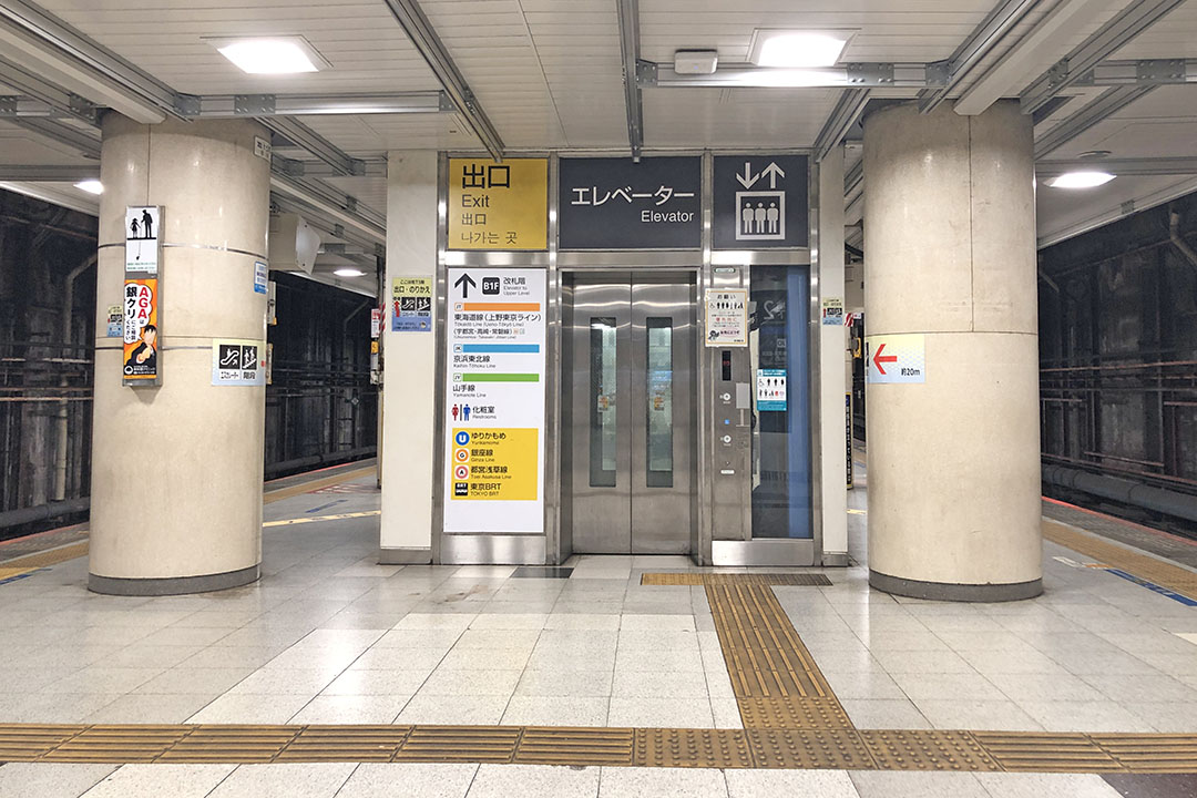 B5FのDエレベーターの入口を写した写真