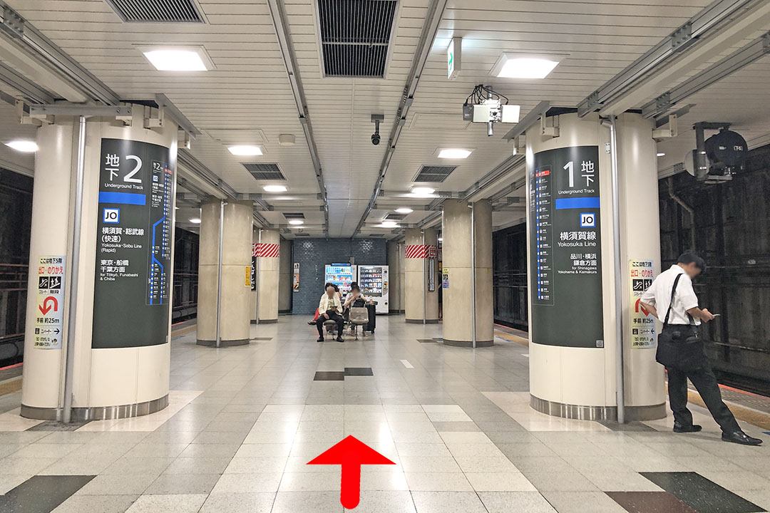 Dエレベーターの出口からホームを見た写真。右が1番線。左が2番線。