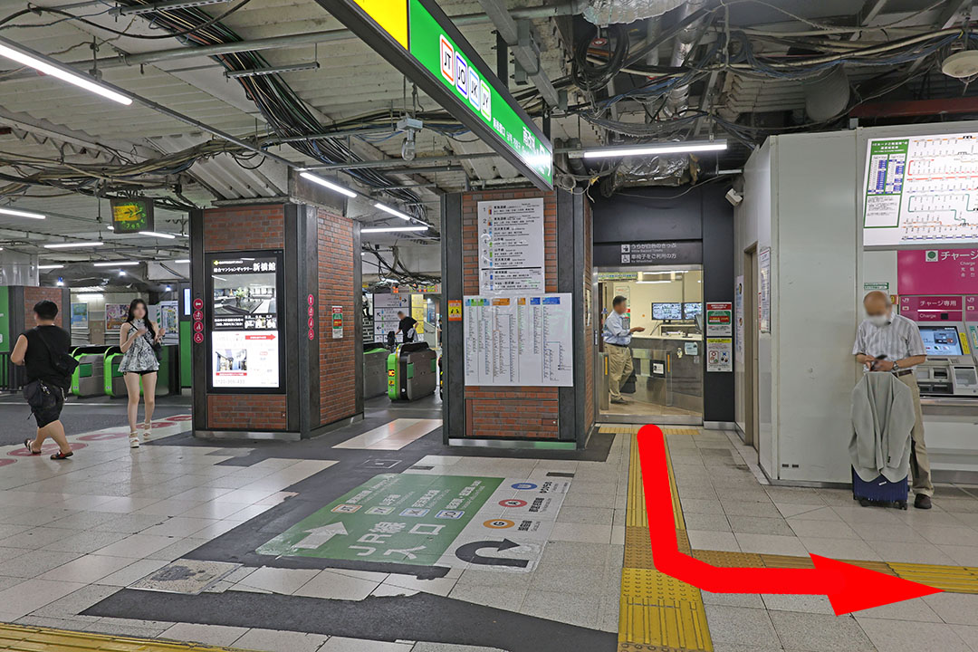 南改札の案内所を出たところの写真。