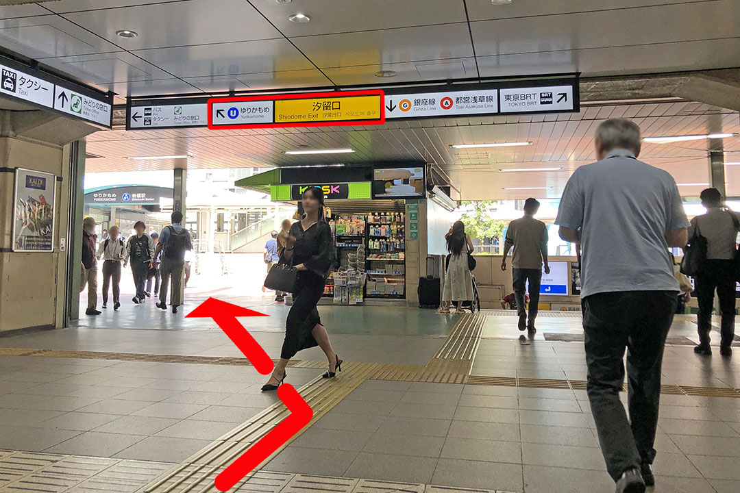 汐留口出口付近の通路の写真。