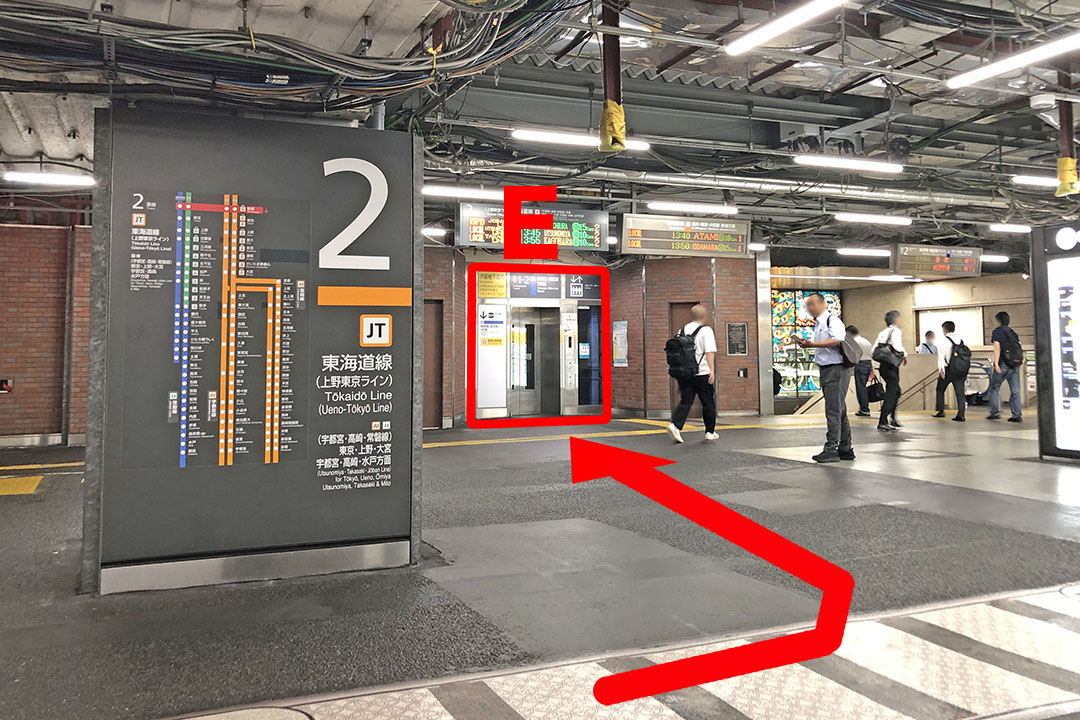通路の左側にエレベーターが位置する写真