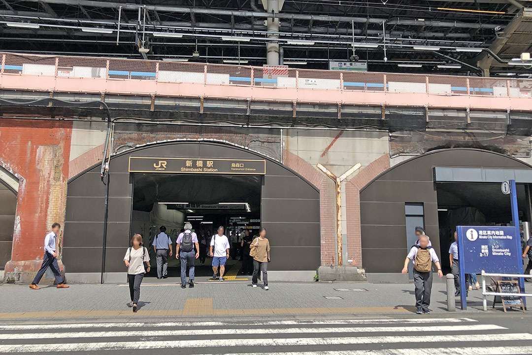 烏森口を外側から見た写真。