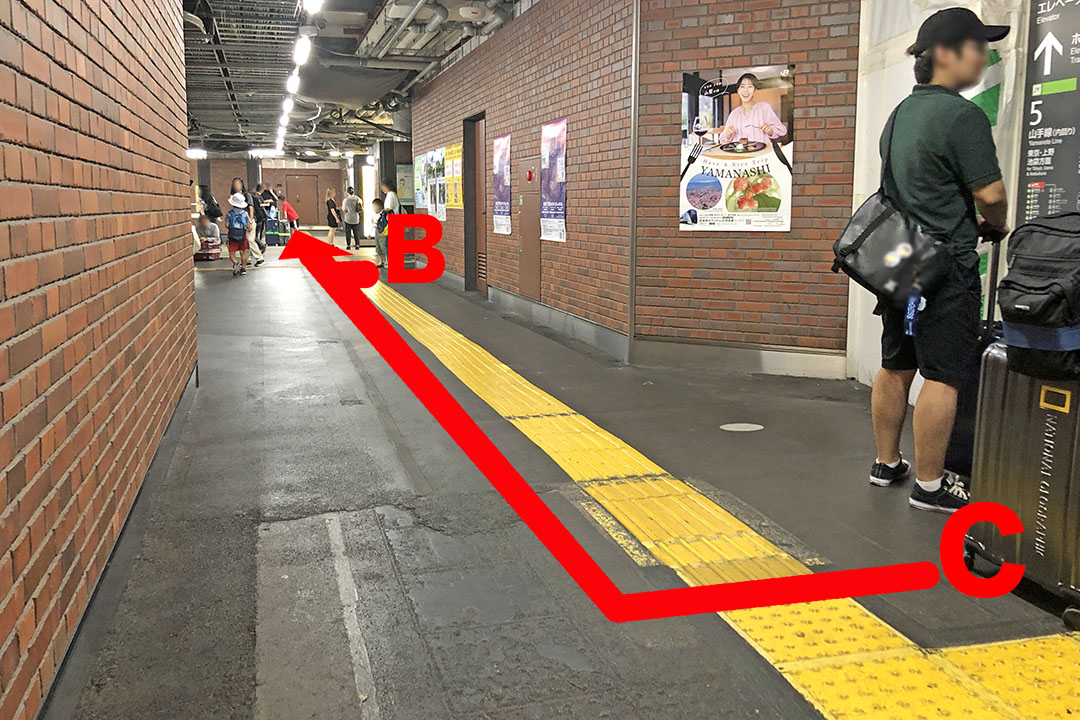 C・Bエレベーターから突き当りの通路までを写した写真