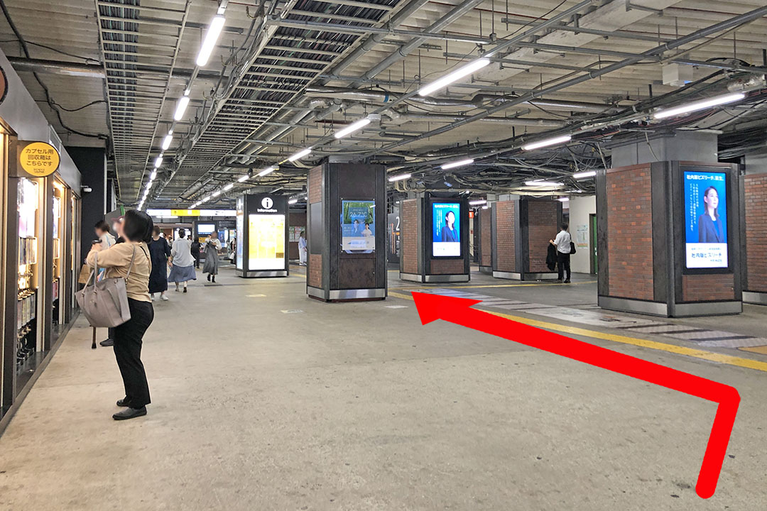 突き当たりの通路の左方向を写した写真