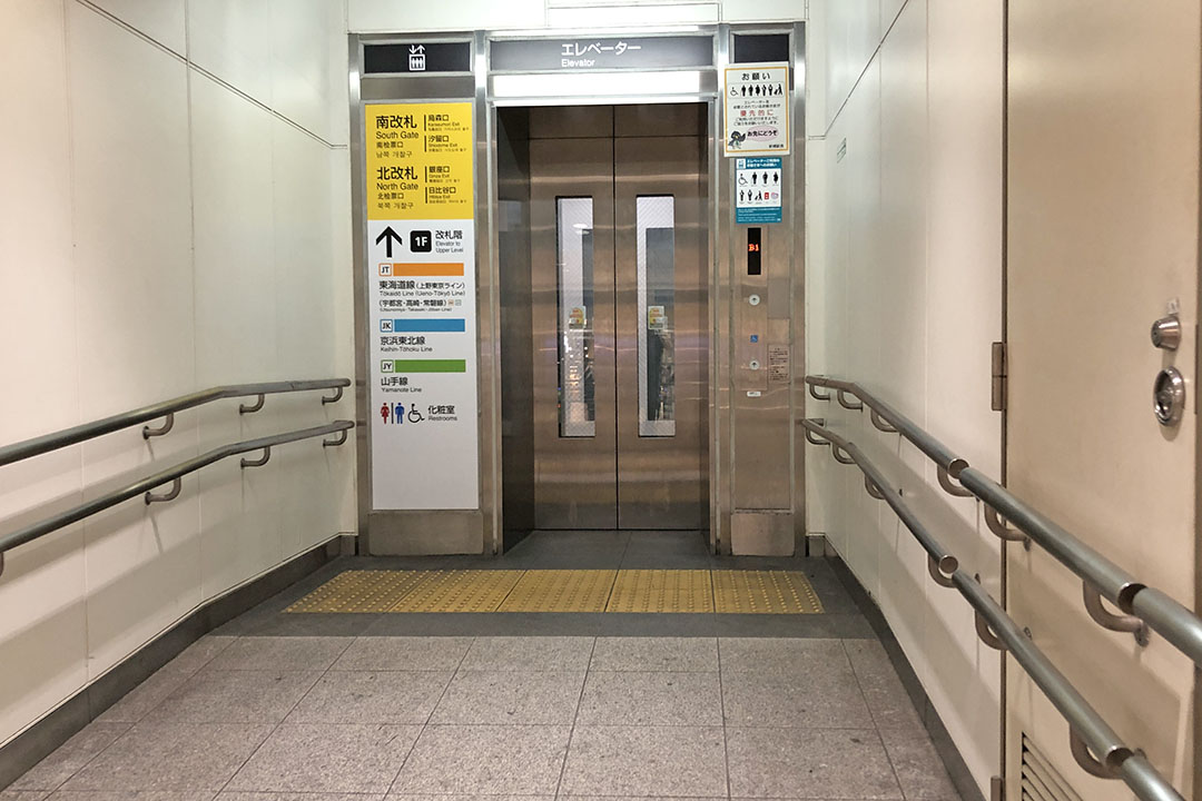 B1FのEエレベーター入口を写した写真