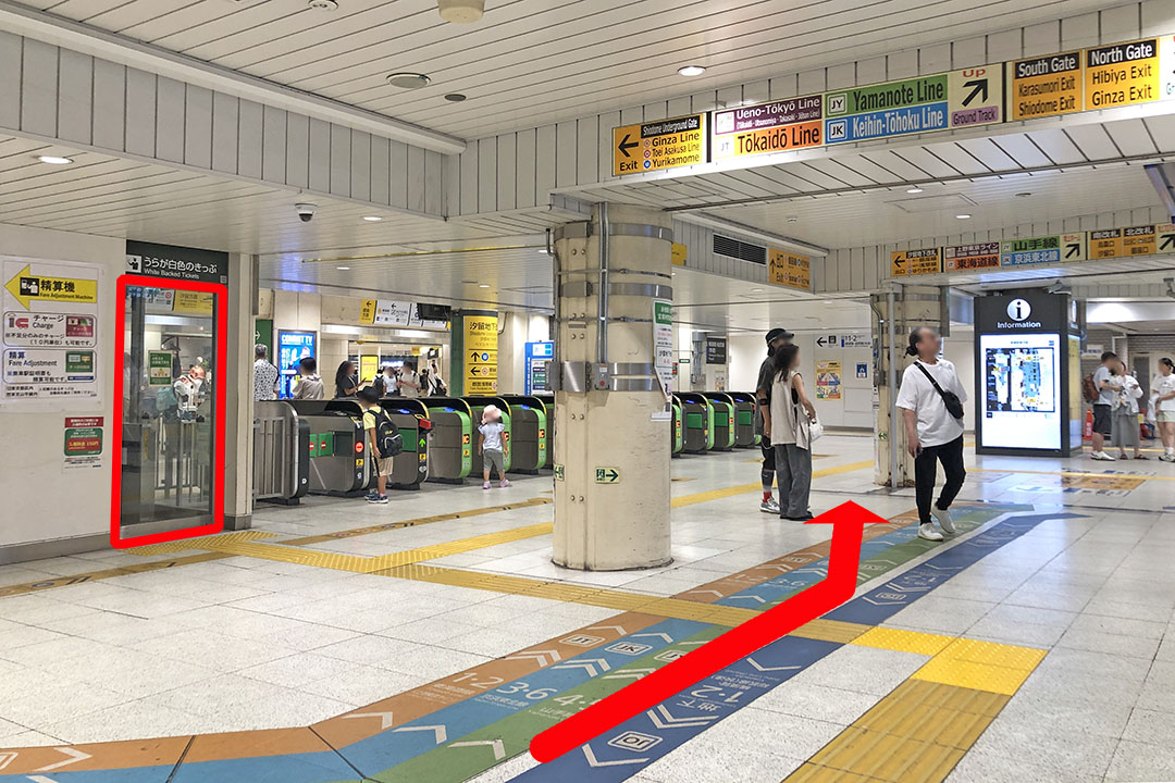 通路の左側に汐留地下改札があり、左端が案内所が写っている写真