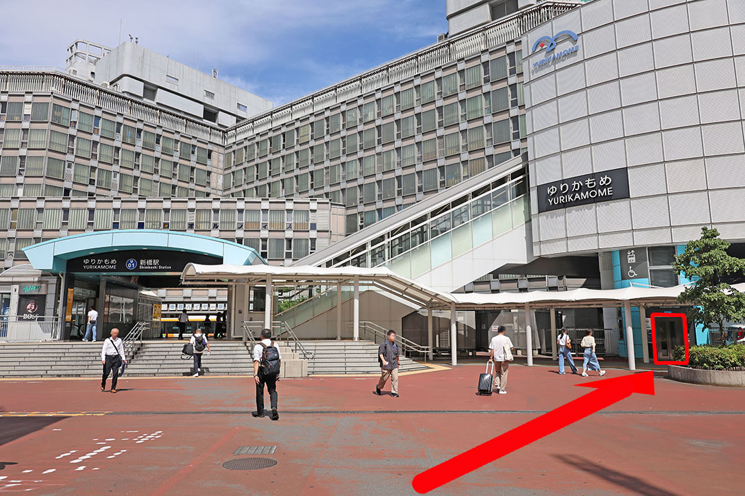 汐留口からペデストリアンデッキへ向かうエレベーターまでを写した写真。