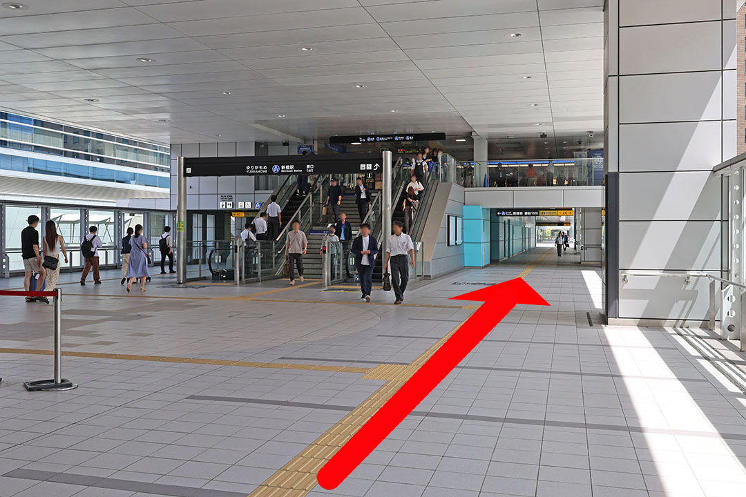 3階へ続く階段とエスカレーターの右側の通路。