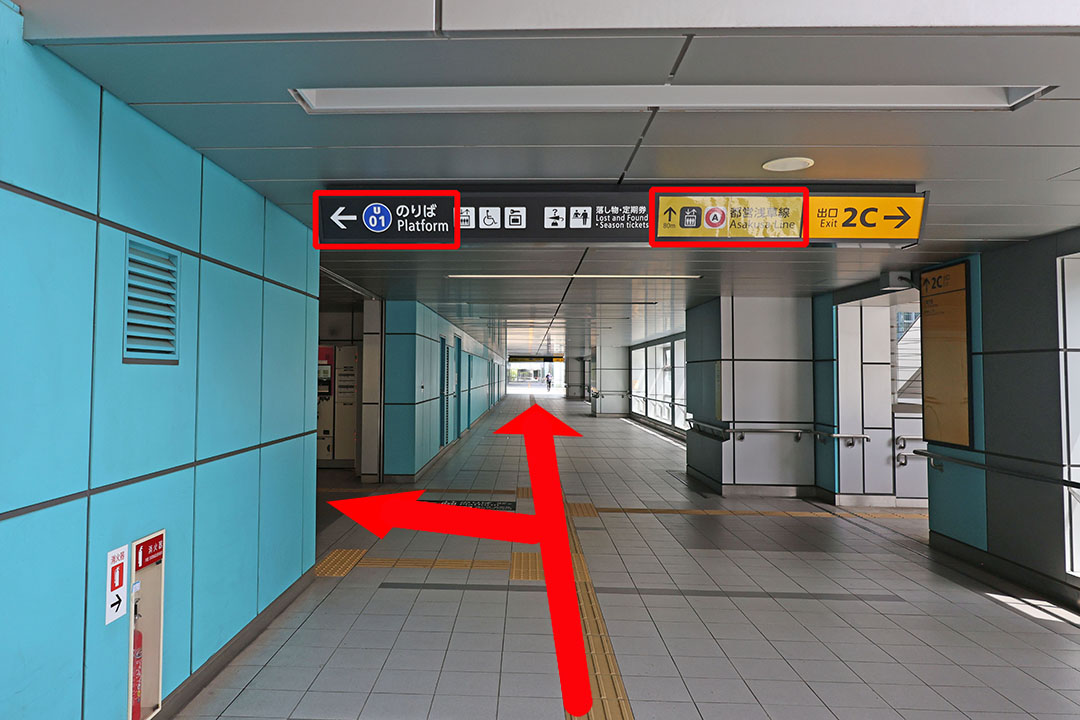 右側通路の先、左側にゆりかもめ新橋駅の改札に向かうエレベーターフロア。直進するとBエレベーターがある。