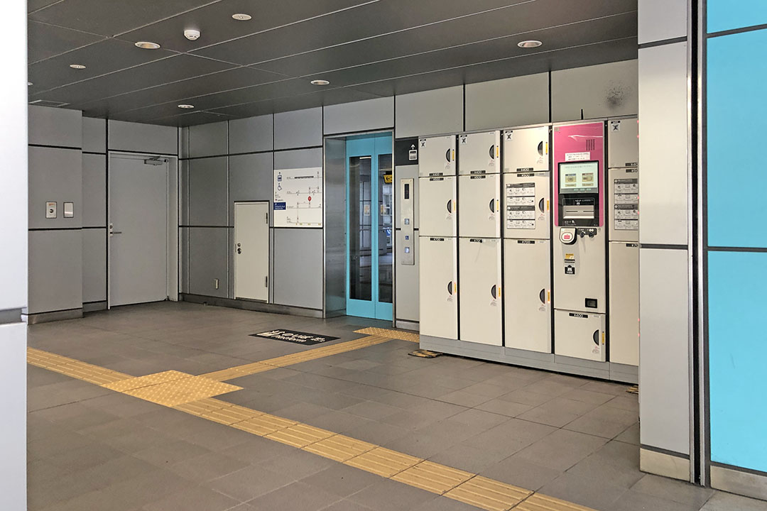 通路からフロアの中央付近にエレベーター入口。