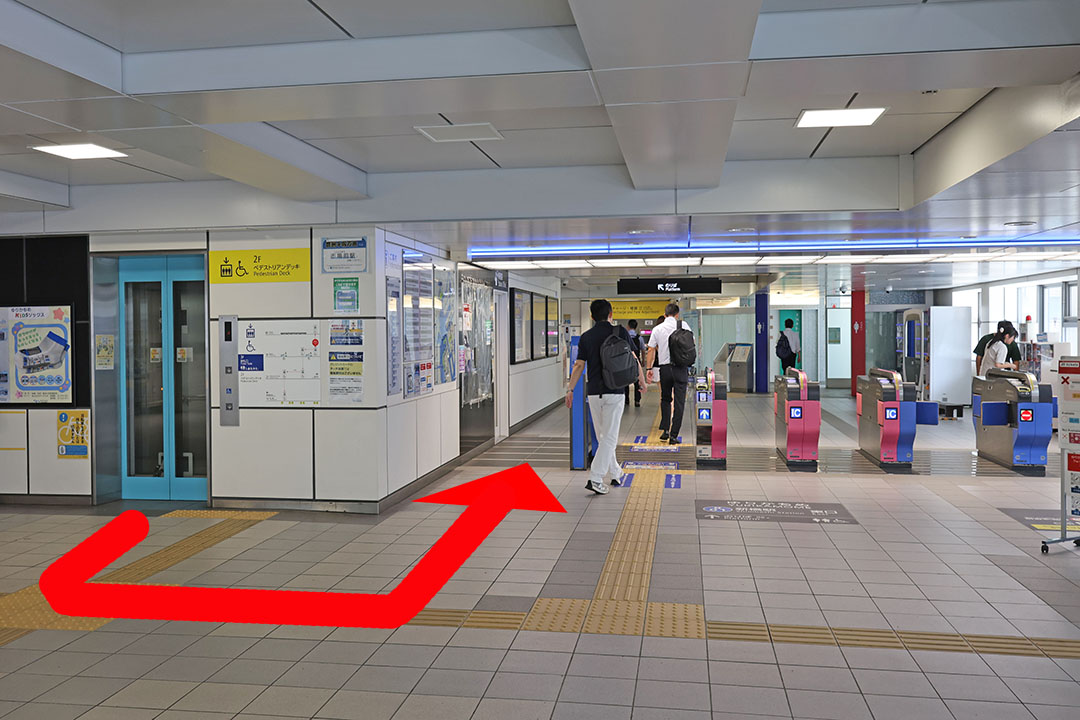 ３階改札フロア。左にエレベーター出口、右に改札。