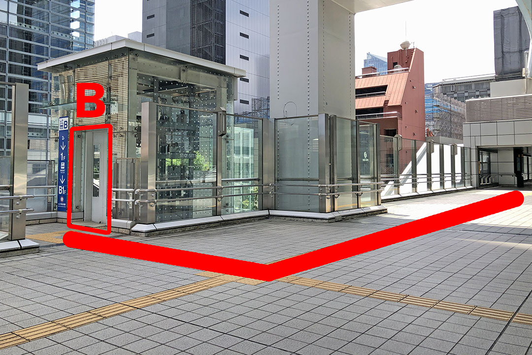 Bエレベーターの入口。