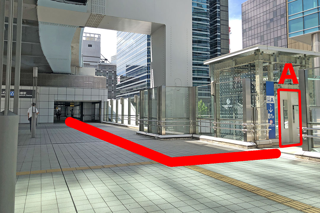 Aエレベーターの入口。