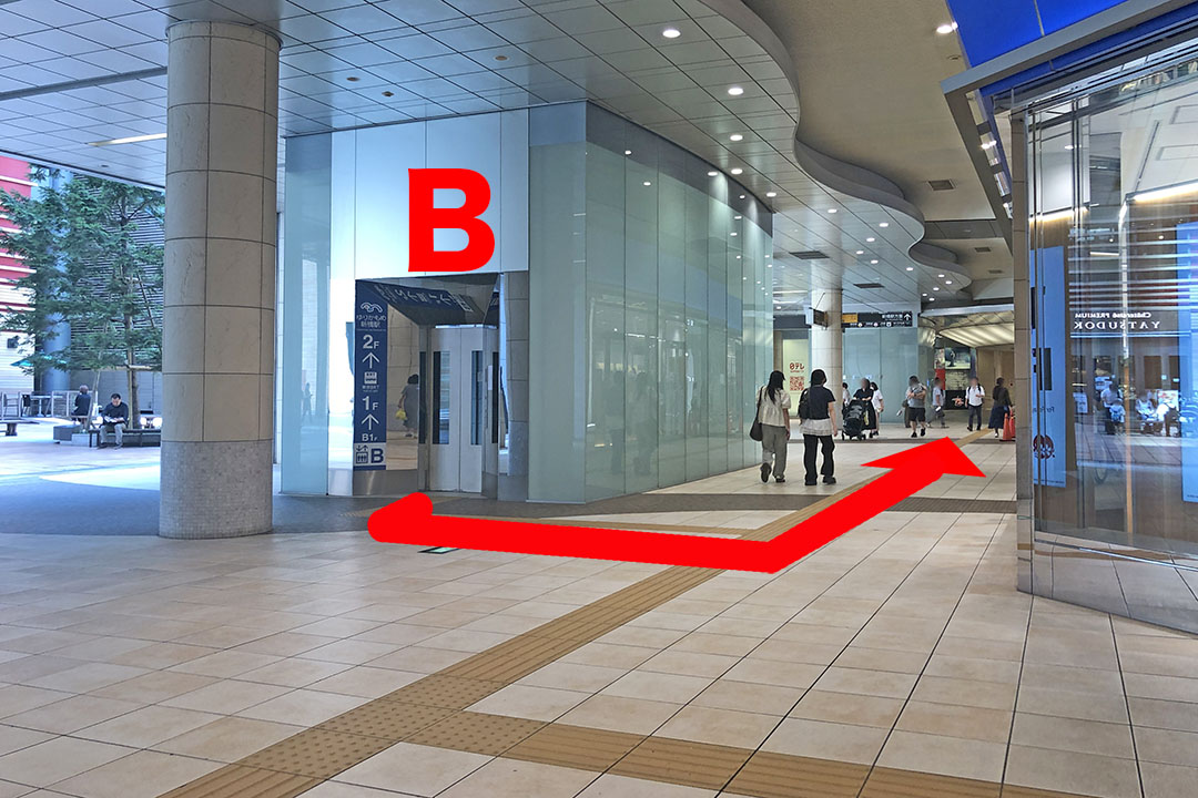 Bエレベーター入口と進行方向を写した写真。