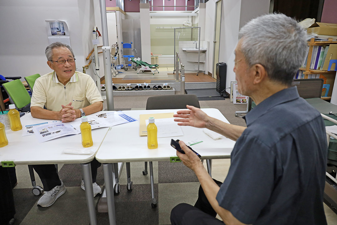 武藤氏をインタビューするらくゆく編集者