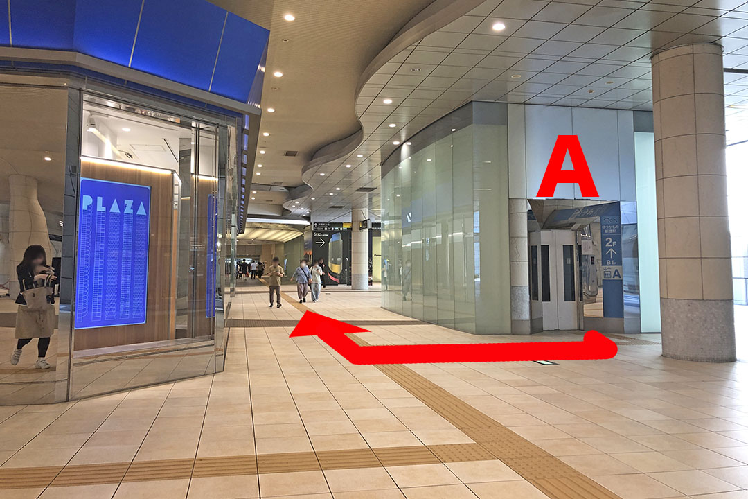 Aエレベーター入口と進行方向を写した写真。