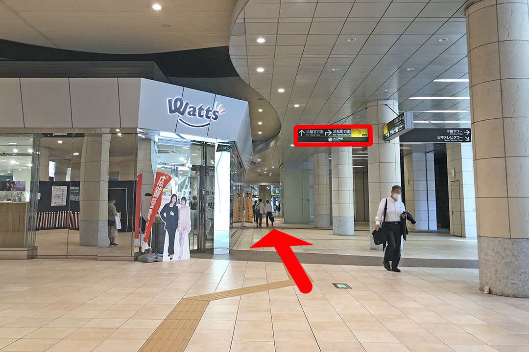 ワッツ店舗の右横の通路を写した写真。