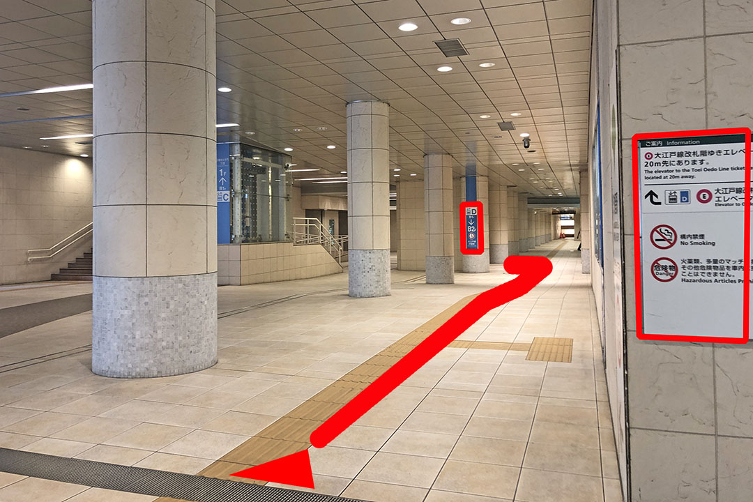 階段とエスカレーターの入口の左側の通路の先に見えるDエレベーター。