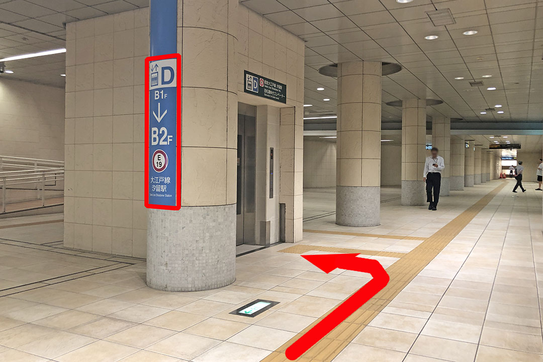 通路からDエレベーターの入口付近の写真。