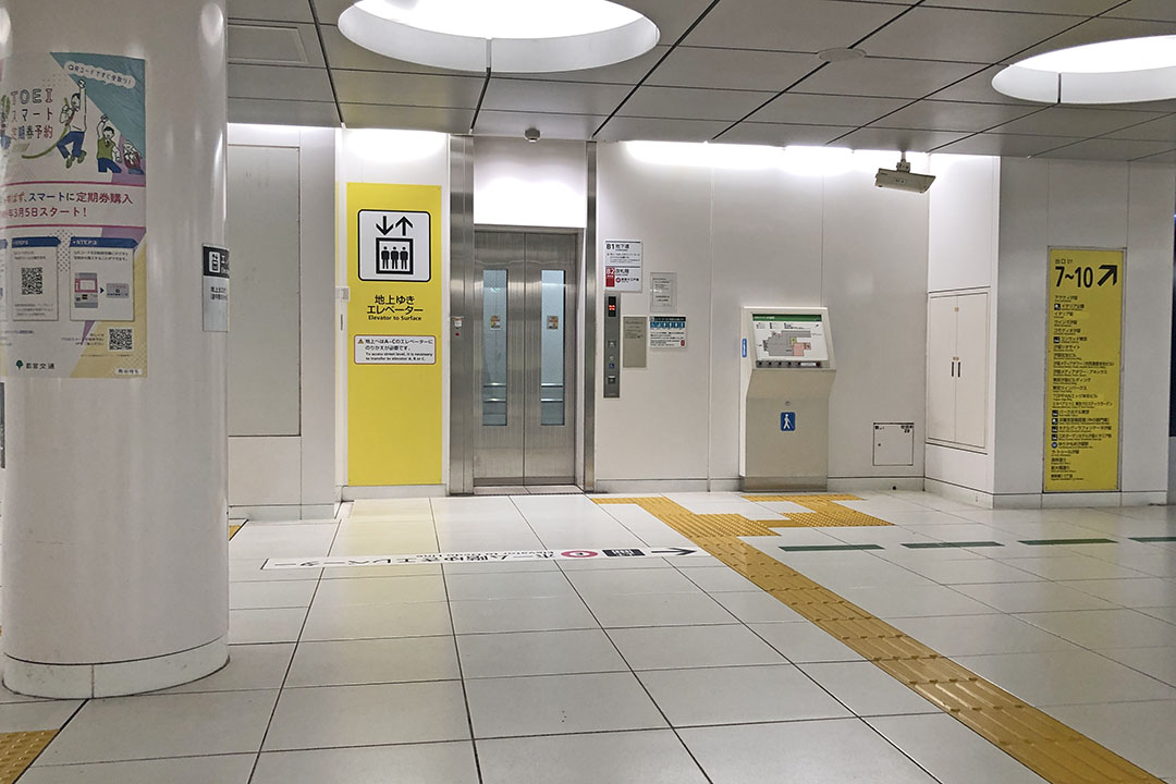 B2FのDエレベーター入口を写した写真。