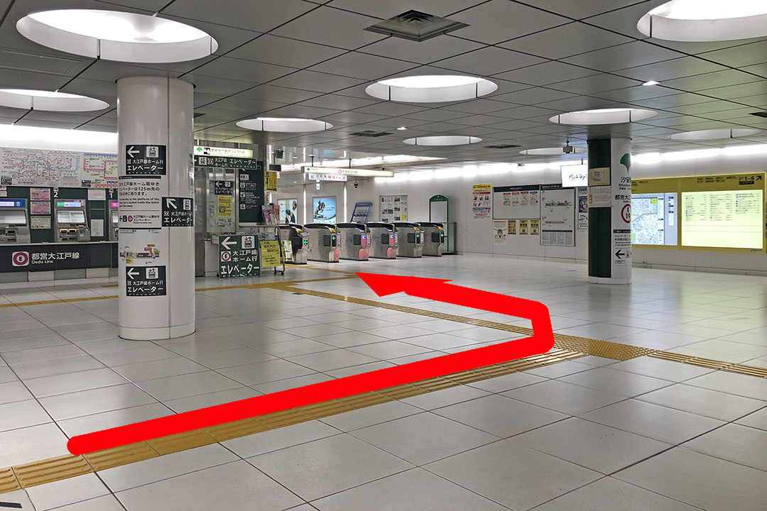 Dエレベーター入口から左前方向に改札が見える写真。