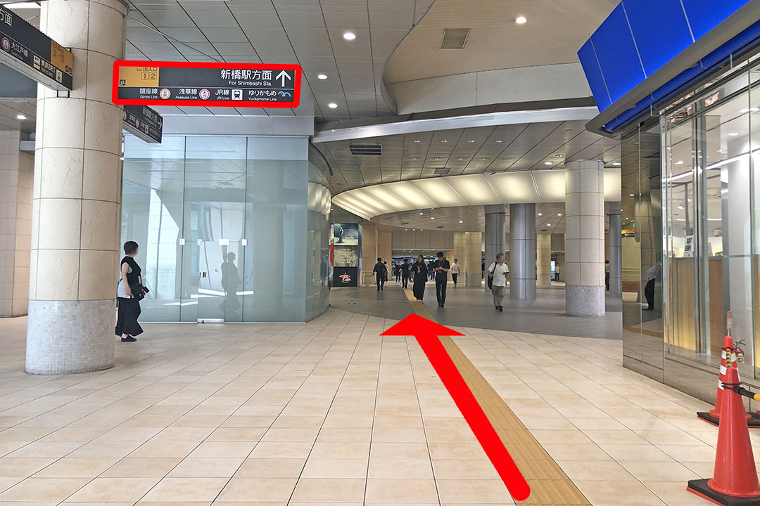 浅草線改札へ向かう直線通路。