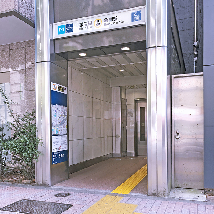 歩道からエレベーター入口付近を写した写真。