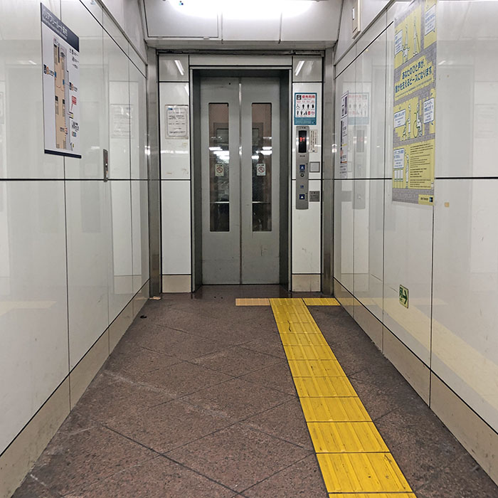 エレベーター入口を写した写真。