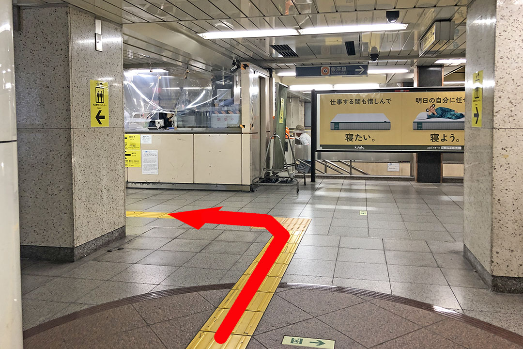 エレベーターから出て目の前の通路を写した写真。