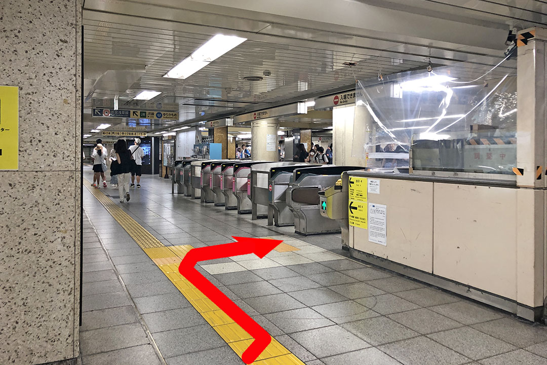 通路の右側に改札が見える写真。