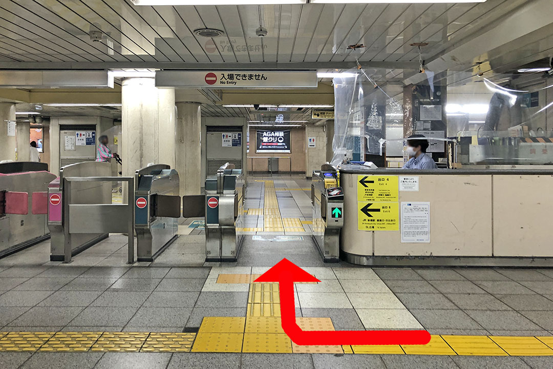 東京メトロ銀座線新橋駅改札の右端にある案内所を写した写真。