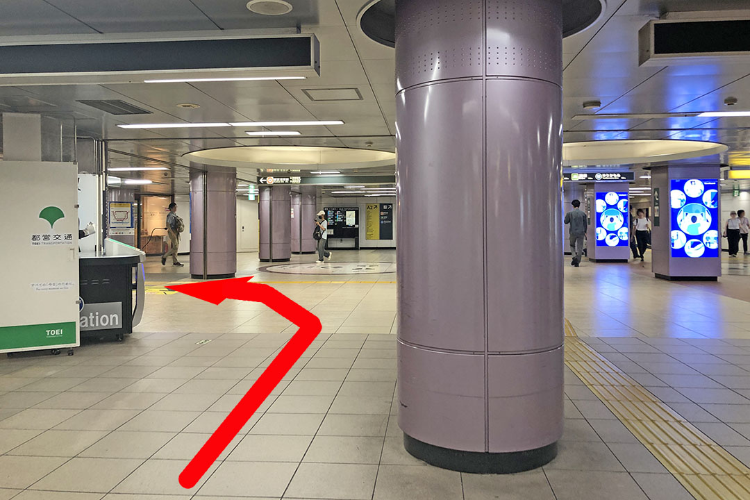浅草線改札へ向かう通路の曲り角付近。