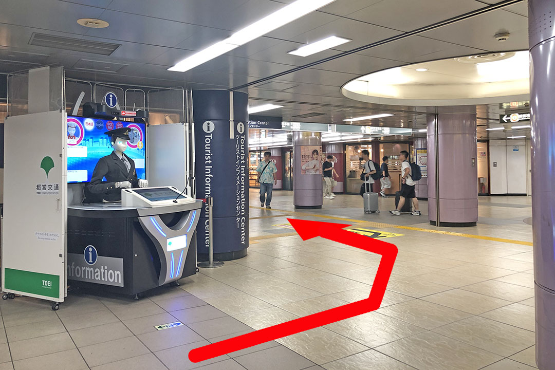 左角にロボットコンシェルジュが見え、そこから左方向を写した写真。