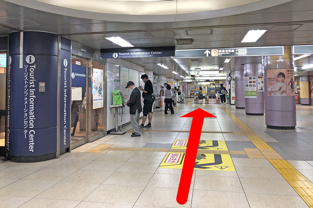 通路の先に浅草線改札が見える写真。