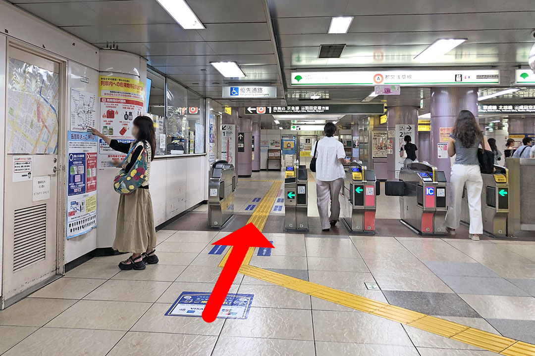 浅草線改札の左端の案内所を写した写真。