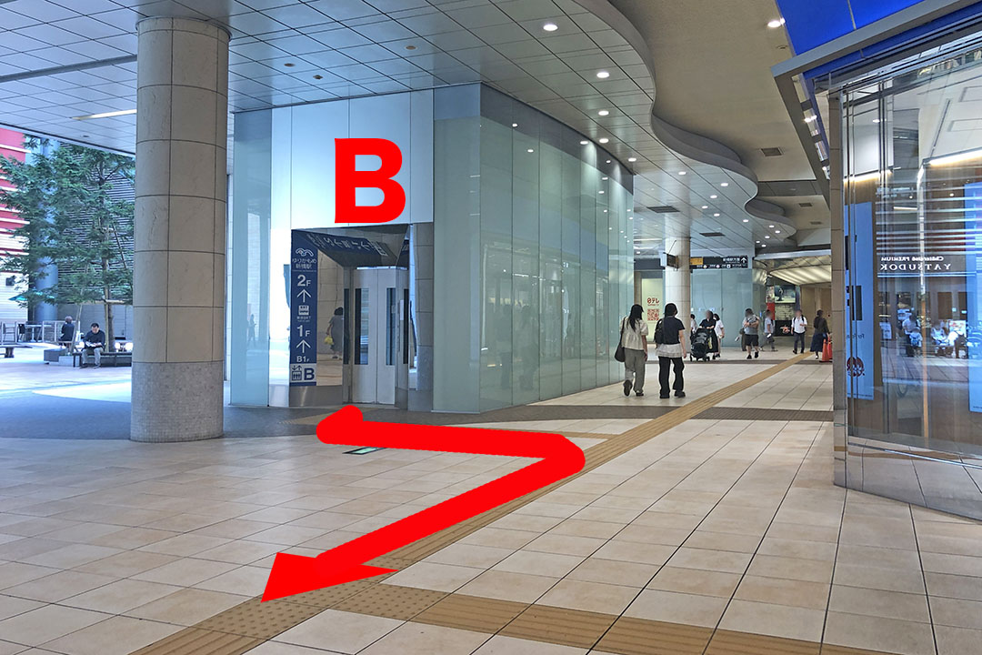 Bエレベーター入口と進行方向を写した写真。