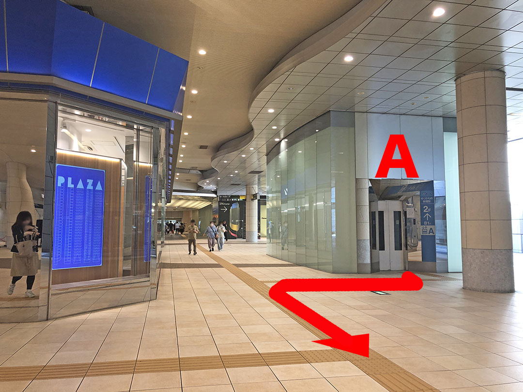 Aエレベーター入口と進行方向を写した写真。