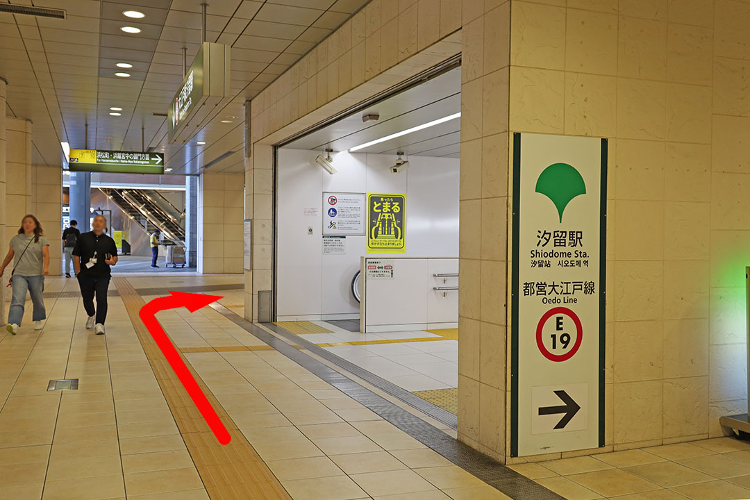 大江戸線汐留駅への階段とエスカレーターの入口手前の写真。