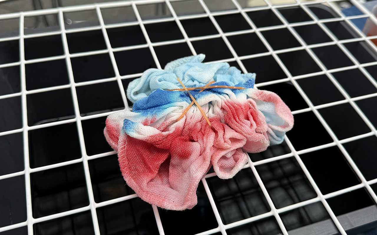 薄い青、青、赤に染めたハンカチ
