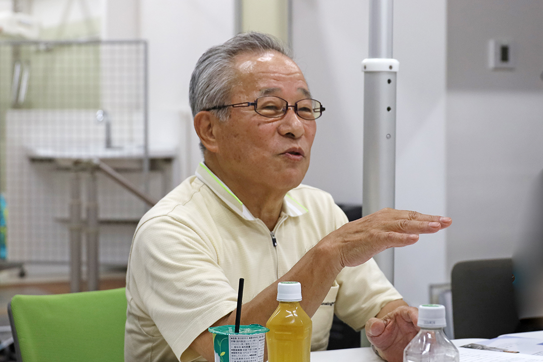 手振りで説明している武藤氏