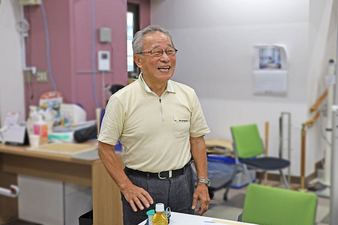笑顔でインタビューに応える武藤氏