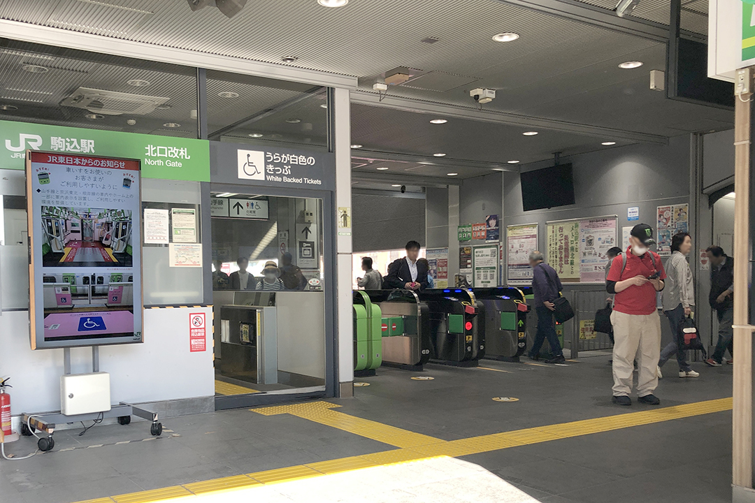 改札外側から見た写真。左端が案内所