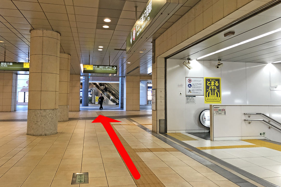 大江戸線汐留駅への階段とエスカレーターの入口手前の写真。