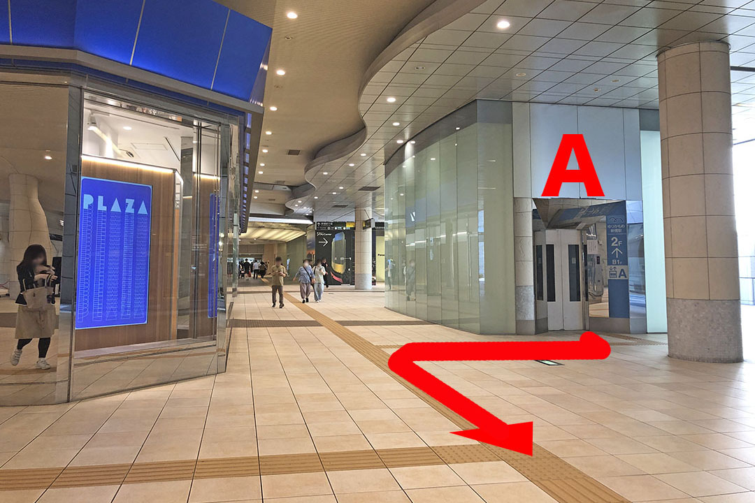 Aエレベーター入口と進行方向を写した写真。