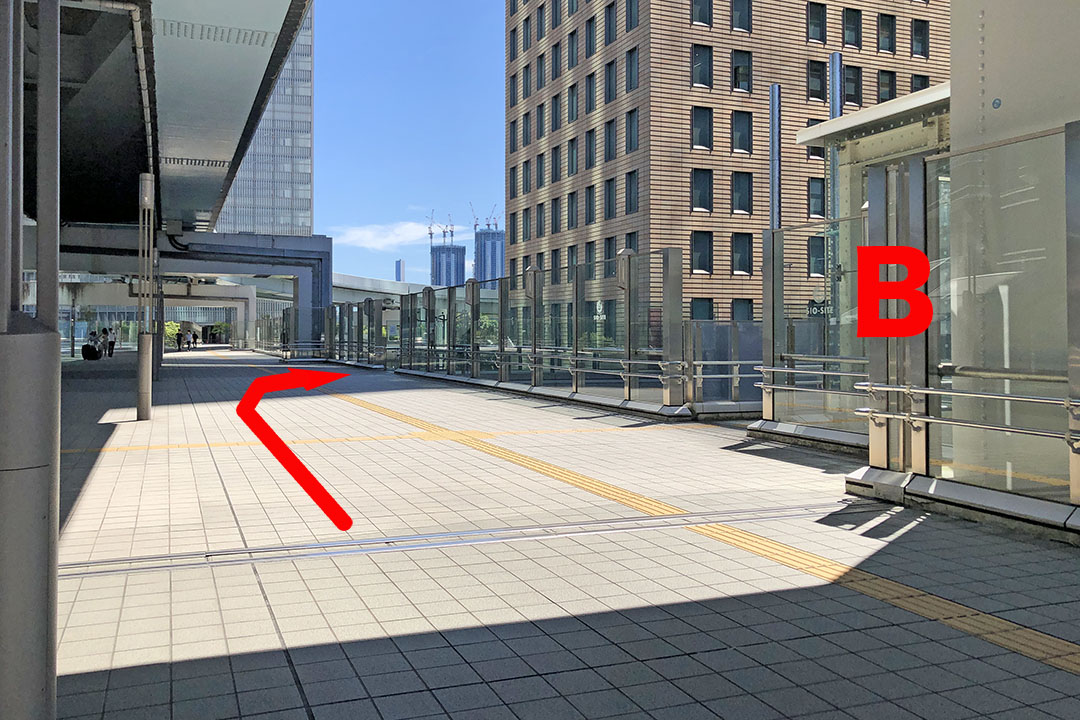 ペデストリアンデッキの右前方に右に曲がる通路の入口を写した写真